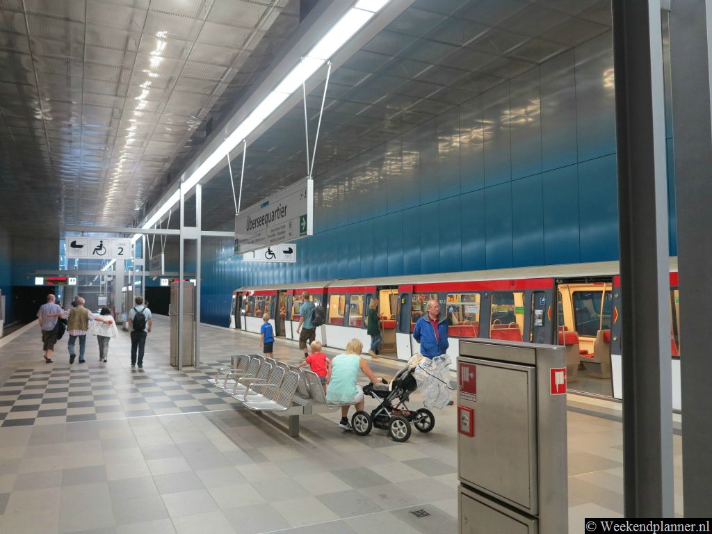 De twee knooppunten van het metronetwerk is het metrostation op het centraal station en die in de winkelstraat Jungfernstieg in het centrum van Hamburg. Op deze twee metrostations kun je overstappen op alle metrolijnen en de S-Bahn. 